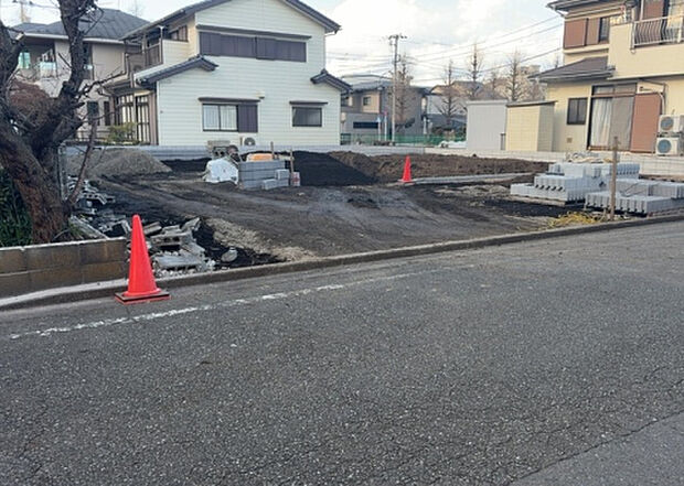 住宅用の土地では前面道路に2m以上接していなければならないと法律で定められています。しかし、お持ちの車のサイズやライフスタイルなどにより、2mでは利便が悪い場合もございますので、事前に確認しましょう。