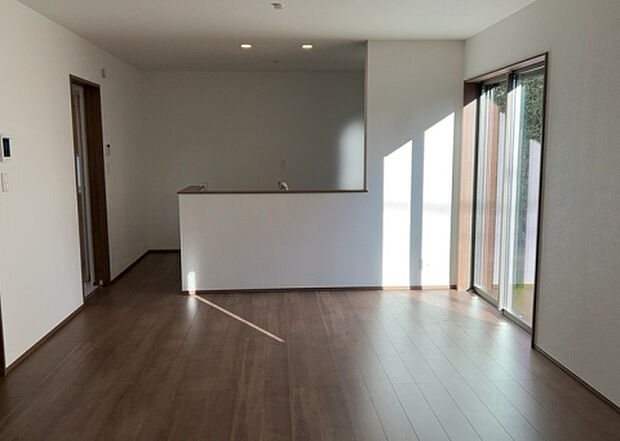 リビングの間取りの種類は大きくわけてリビングとダイニングが別になっているタイプ、リビングダイニング一体型です。どちらも一長一短ですので、家を選ぶ時はその両面をチェックして決めるようにしましょう。