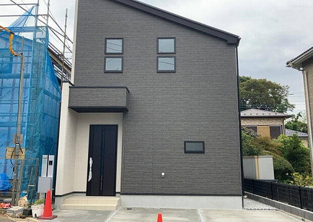 住宅用の土地では前面道路に2m以上接していなければならないと法律で定められています。しかし、お持ちの車のサイズやライフスタイルなどにより、2mでは利便が悪い場合もございますので、事前に確認しましょう。