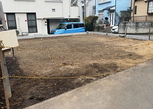 車一台あたりに必要なスペースは、標準サイズの普通自動車で横幅2m50cm、長さ5mは必要になります。ただし、乗降のことも考慮して横幅3m30cm、長さ5m50cmほどは確保できるところを選びましょう。