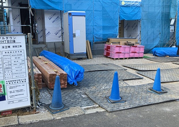 車一台あたりに必要なスペースは、標準サイズの普通自動車で横幅2m50cm、長さ5mは必要になります。ただし、乗降のことも考慮して横幅3m30cm、長さ5m50cmほどは確保できるところを選びましょう。