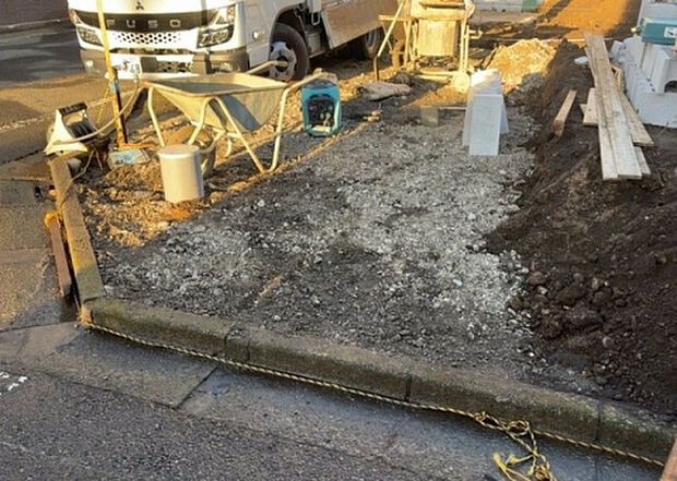 車一台あたりに必要なスペースは、標準サイズの普通自動車で横幅2m50cm、長さ5mは必要になります。ただし、乗降のことも考慮して横幅3m30cm、長さ5m50cmほどは確保できるところを選びましょう。