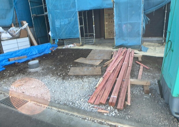 車一台あたりに必要なスペースは、標準サイズの普通自動車で横幅2m50cm、長さ5mは必要になります。ただし、乗降のことも考慮して横幅3m30cm、長さ5m50cmほどは確保できるところを選びましょう。