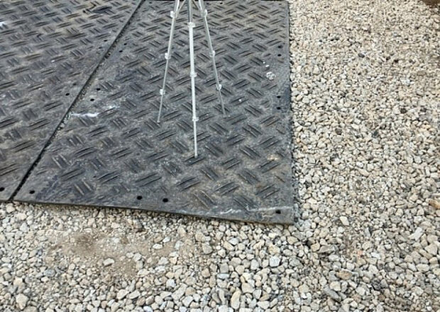 車一台あたりに必要なスペースは、標準サイズの普通自動車で横幅2m50cm、長さ5mは必要になります。ただし、乗降のことも考慮して横幅3m30cm、長さ5m50cmほどは確保できるところを選びましょう。