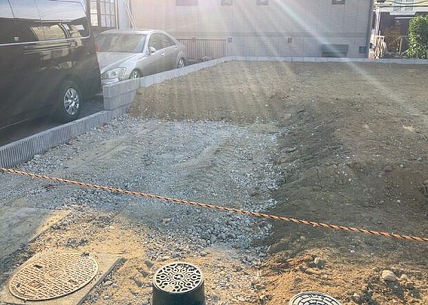 車一台あたりに必要なスペースは、標準サイズの普通自動車で横幅2m50cm、長さ5mは必要になります。ただし、乗降のことも考慮して横幅3m30cm、長さ5m50cmほどは確保できるところを選びましょう。