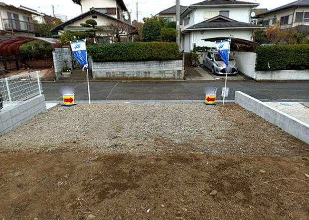 車一台あたりに必要なスペースは、標準サイズの普通自動車で横幅2m50cm、長さ5mは必要になります。ただし、乗降のことも考慮して横幅3m30cm、長さ5m50cmほどは確保できるところを選びましょう。