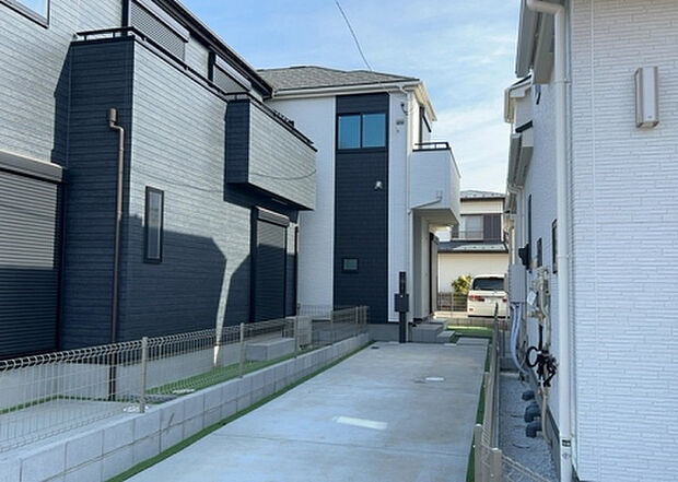 住宅用の土地では前面道路に2m以上接していなければならないと法律で定められています。しかし、お持ちの車のサイズやライフスタイルなどにより、2mでは利便が悪い場合もございますので、事前に確認しましょう。