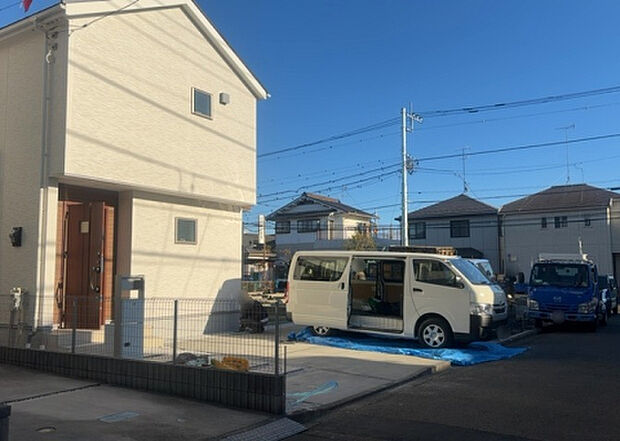 住宅用の土地では前面道路に2m以上接していなければならないと法律で定められています。しかし、お持ちの車のサイズやライフスタイルなどにより、2mでは利便が悪い場合もございますので、事前に確認しましょう。