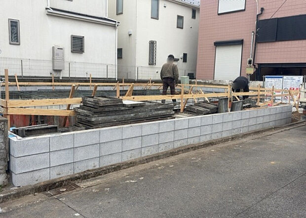 現地をご見学に行く際は、道路の幅や周辺の交通量、施設などをご確認頂くことをおすすめします!ある程度イメージをつけたいという場合は、同売主の施工事例や完成パースもお見せします。