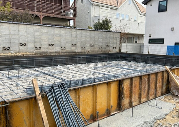 木造住宅とは土台、壁、柱など建築物の強度を支える構造体の材に木が使用されている構造を指します。構造体は建物の自重を支えるだけではなく風圧や水圧、積裁荷重などあらゆる衝撃に耐えるための基礎です。