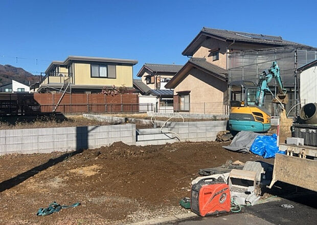 住宅用の土地では前面道路に2m以上接していなければならないと法律で定められています。しかし、お持ちの車のサイズやライフスタイルなどにより、2mでは利便が悪い場合もございますので、事前に確認しましょう。