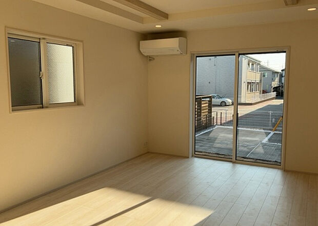 リビングの間取りの種類は大きくわけてリビングとダイニングが別になっているタイプ、リビングダイニング一体型です。どちらも一長一短ですので、家を選ぶ時はその両面をチェックして決めるようにしましょう。