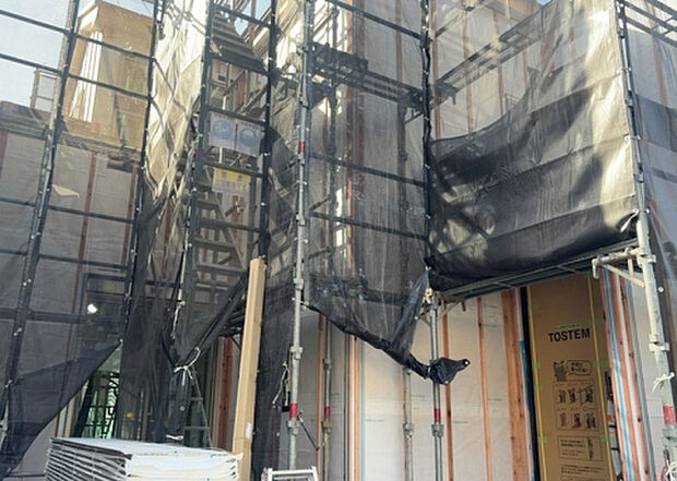 木造住宅とは土台、壁、柱など建築物の強度を支える構造体の材に木が使用されている構造を指します。構造体は建物の自重を支えるだけではなく風圧や水圧、積裁荷重などあらゆる衝撃に耐えるための基礎です。