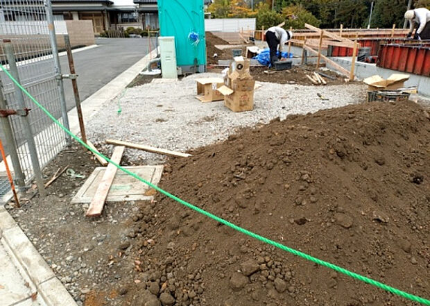 車一台あたりに必要なスペースは、標準サイズの普通自動車で横幅2m50cm、長さ5mは必要になります。ただし、乗降のことも考慮して横幅3m30cm、長さ5m50cmほどは確保できるところを選びましょう。