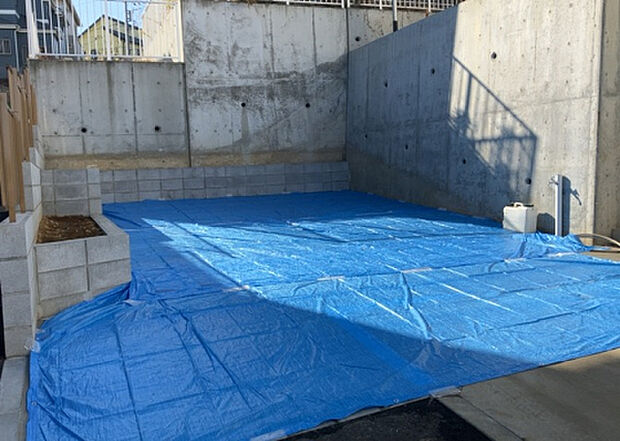 車一台あたりに必要なスペースは、標準サイズの普通自動車で横幅2m50cm、長さ5mは必要になります。ただし、乗降のことも考慮して横幅3m30cm、長さ5m50cmほどは確保できるところを選びましょう。