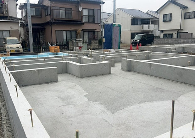 木造住宅とは土台、壁、柱など建築物の強度を支える構造体の材に木が使用されている構造を指します。構造体は建物の自重を支えるだけではなく風圧や水圧、積裁荷重などあらゆる衝撃に耐えるための基礎です。