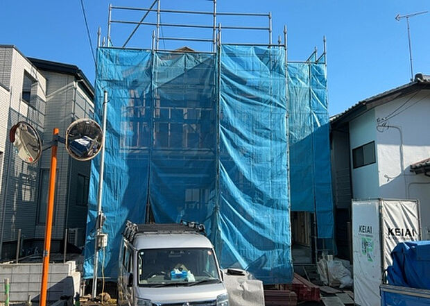 住宅用の土地では前面道路に2m以上接していなければならないと法律で定められています。しかし、お持ちの車のサイズやライフスタイルなどにより、2mでは利便が悪い場合もございますので、事前に確認しましょう。