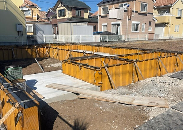 木造住宅とは土台、壁、柱など建築物の強度を支える構造体の材に木が使用されている構造を指します。構造体は建物の自重を支えるだけではなく風圧や水圧、積裁荷重などあらゆる衝撃に耐えるための基礎です。