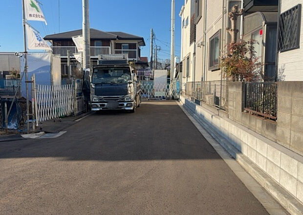 住宅用の土地では前面道路に2m以上接していなければならないと法律で定められています。しかし、お持ちの車のサイズやライフスタイルなどにより、2mでは利便が悪い場合もございますので、事前に確認しましょう。