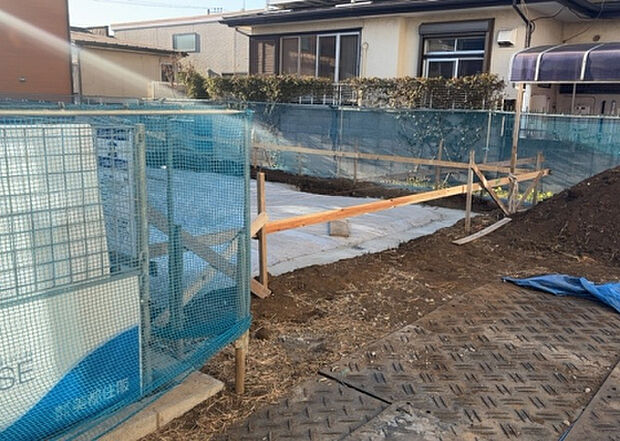 木造住宅とは土台、壁、柱など建築物の強度を支える構造体の材に木が使用されている構造を指します。構造体は建物の自重を支えるだけではなく風圧や水圧、積裁荷重などあらゆる衝撃に耐えるための基礎です。