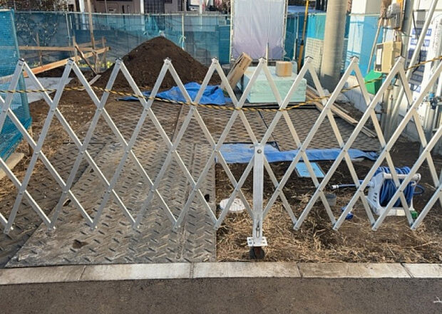 車一台あたりに必要なスペースは、標準サイズの普通自動車で横幅2m50cm、長さ5mは必要になります。ただし、乗降のことも考慮して横幅3m30cm、長さ5m50cmほどは確保できるところを選びましょう。