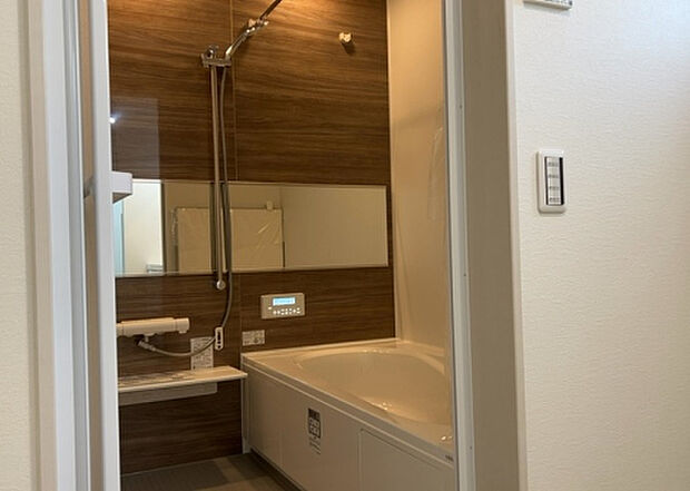 入浴時の快適さも大事なことですが、綺麗な状態を維持できなければ気持ちよく入浴できません。毎日の掃除が楽という点は大事なポイントになります!カビが生えにくく掃除がしやすい、壁や浴槽を選ぶといいでしょう。