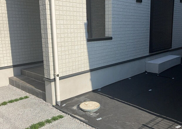 木造住宅とは土台、壁、柱など建築物の強度を支える構造体の材に木が使用されている構造を指します。構造体は建物の自重を支えるだけではなく風圧や水圧、積裁荷重などあらゆる衝撃に耐えるための基礎です。