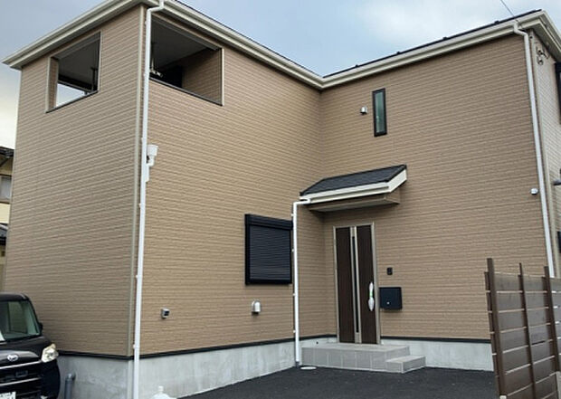 住宅用の土地では前面道路に2m以上接していなければならないと法律で定められています。しかし、お持ちの車のサイズやライフスタイルなどにより、2mでは利便が悪い場合もございますので、事前に確認しましょう。