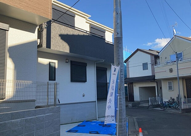 住宅用の土地では前面道路に2m以上接していなければならないと法律で定められています。しかし、お持ちの車のサイズやライフスタイルなどにより、2mでは利便が悪い場合もございますので、事前に確認しましょう。