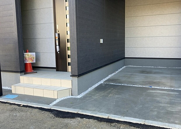 木造住宅とは土台、壁、柱など建築物の強度を支える構造体の材に木が使用されている構造を指します。構造体は建物の自重を支えるだけではなく風圧や水圧、積裁荷重などあらゆる衝撃に耐えるための基礎です。