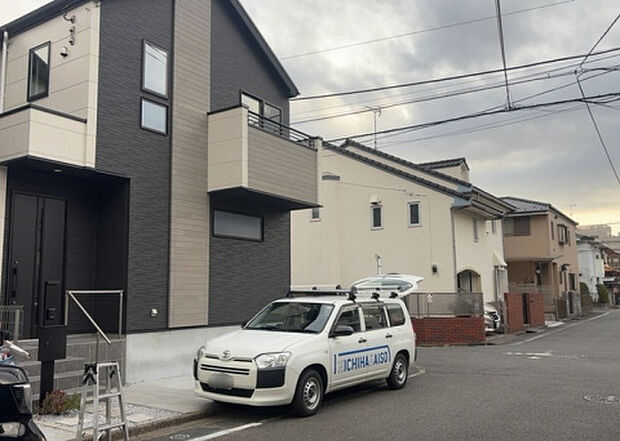住宅用の土地では前面道路に2m以上接していなければならないと法律で定められています。しかし、お持ちの車のサイズやライフスタイルなどにより、2mでは利便が悪い場合もございますので、事前に確認しましょう。