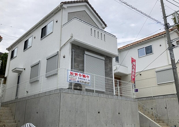 ついに完成致しました!現地をご見学に行く際は、道路の幅や周辺の交通量、施設などをご確認頂くことをおすすめします!物件の流れが早いため、内見をしたい方はお早めに当社営業までお問い合わせ頂きご予約下さい!