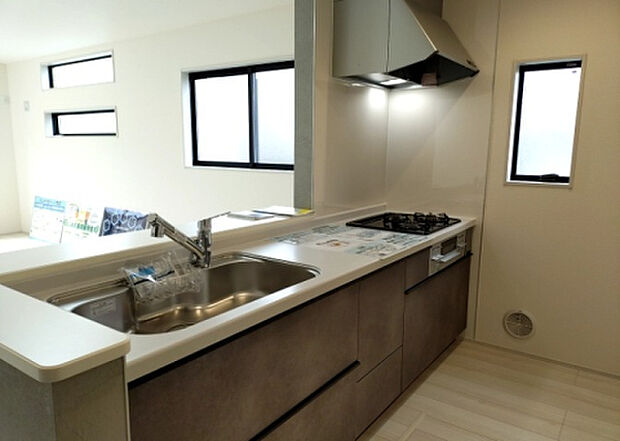 標準的なシステムキッチンの横幅は、165cm~300cm程度です。2100・2400・2550・2700などミリ単位で表記されます。普段どのように料理をするのかを想定しながら合ったサイズを選びましょう