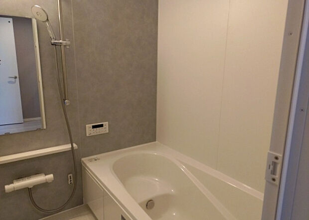 入浴時の快適さも大事なことですが、綺麗な状態を維持できなければ気持ちよく入浴できません。毎日の掃除が楽という点は大事なポイントになります!カビが生えにくく掃除がしやすい、壁や浴槽を選ぶといいでしょう。