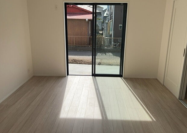 リビングの間取りの種類は大きくわけてリビングとダイニングが別になっているタイプ、リビングダイニング一体型です。どちらも一長一短ですので、家を選ぶ時はその両面をチェックして決めるようにしましょう。