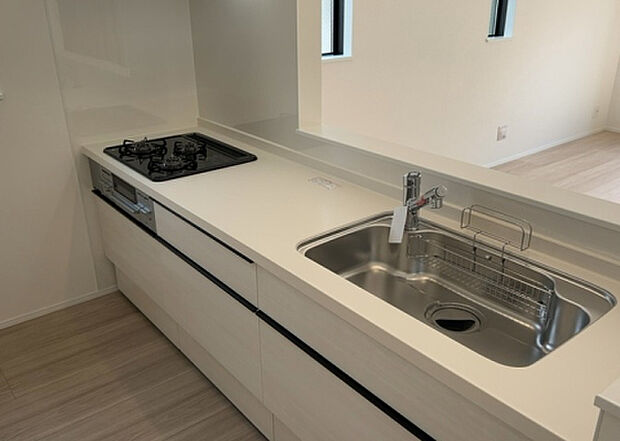 標準的なシステムキッチンの横幅は、165cm~300cm程度です。2100・2400・2550・2700などミリ単位で表記されます。普段どのように料理をするのかを想定しながら合ったサイズを選びましょう