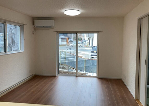 リビングの間取りの種類は大きくわけてリビングとダイニングが別になっているタイプ、リビングダイニング一体型です。どちらも一長一短ですので、家を選ぶ時はその両面をチェックして決めるようにしましょう。