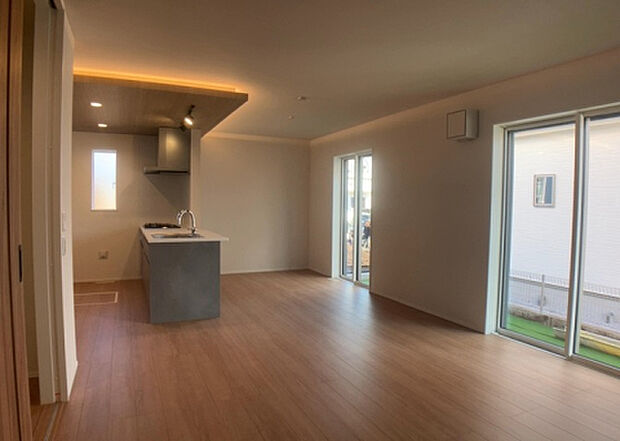 リビングの間取りの種類は大きくわけてリビングとダイニングが別になっているタイプ、リビングダイニング一体型です。どちらも一長一短ですので、家を選ぶ時はその両面をチェックして決めるようにしましょう。