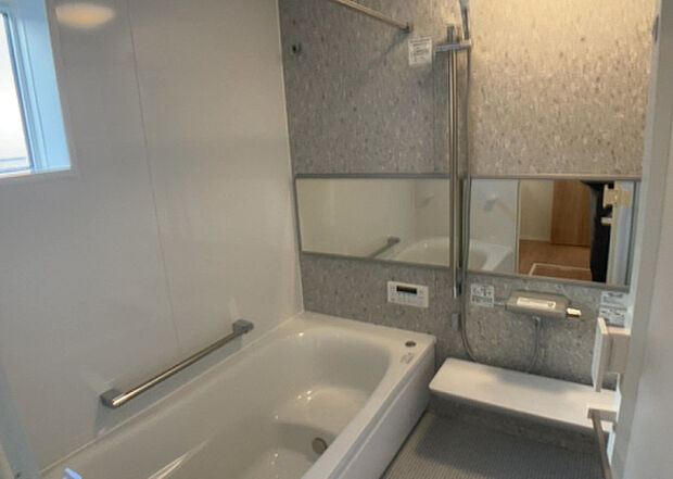 入浴時の快適さも大事なことですが、綺麗な状態を維持できなければ気持ちよく入浴できません。毎日の掃除が楽という点は大事なポイントになります!カビが生えにくく掃除がしやすい、壁や浴槽を選ぶといいでしょう。