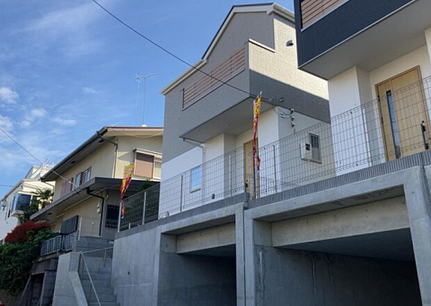 住宅用の土地では前面道路に2m以上接していなければならないと法律で定められています。しかし、お持ちの車のサイズやライフスタイルなどにより、2mでは利便が悪い場合もございますので、事前に確認しましょう。