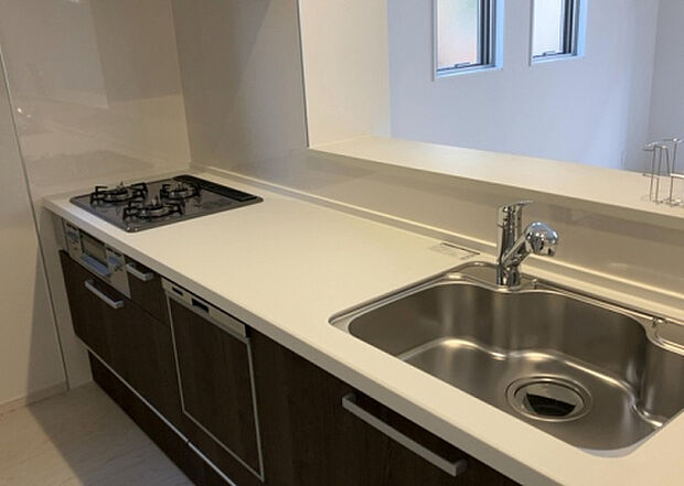 標準的なシステムキッチンの横幅は、165cm~300cm程度です。2100・2400・2550・2700などミリ単位で表記されます。普段どのように料理をするのかを想定しながら合ったサイズを選びましょう