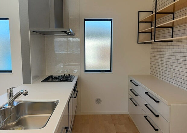 標準的なシステムキッチンの横幅は、165cm~300cm程度です。2100・2400・2550・2700などミリ単位で表記されます。普段どのように料理をするのかを想定しながら合ったサイズを選びましょう