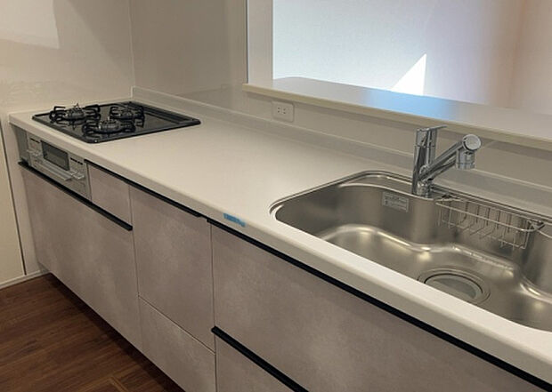 標準的なシステムキッチンの横幅は、165cm~300cm程度です。2100・2400・2550・2700などミリ単位で表記されます。普段どのように料理をするのかを想定しながら合ったサイズを選びましょう