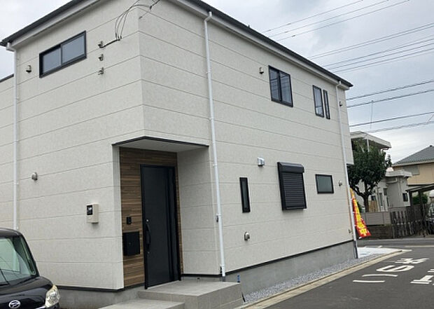 住宅用の土地では前面道路に2m以上接していなければならないと法律で定められています。しかし、お持ちの車のサイズやライフスタイルなどにより、2mでは利便が悪い場合もございますので、事前に確認しましょう。