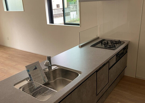 標準的なシステムキッチンの横幅は、165cm~300cm程度です。2100・2400・2550・2700などミリ単位で表記されます。普段どのように料理をするのかを想定しながら合ったサイズを選びましょう