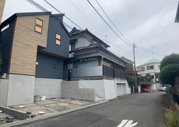 住宅用の土地では前面道路に2m以上接していなければならないと法律で定められています。しかし、お持ちの車のサイズやライフスタイルなどにより、2mでは利便が悪い場合もございますので、事前に確認しましょう。