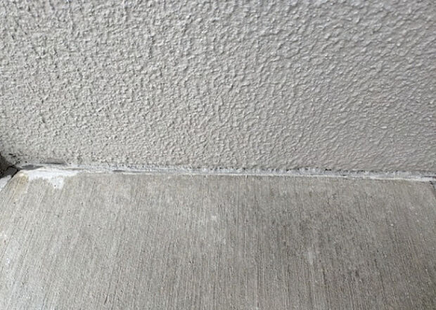 木造住宅とは土台、壁、柱など建築物の強度を支える構造体の材に木が使用されている構造を指します。構造体は建物の自重を支えるだけではなく風圧や水圧、積裁荷重などあらゆる衝撃に耐えるための基礎です。