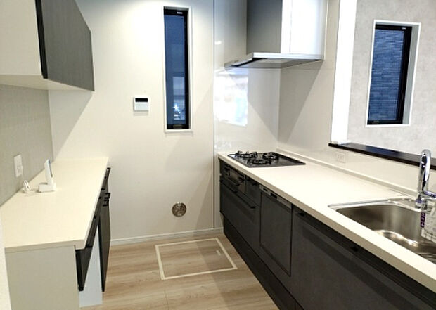 標準的なシステムキッチンの横幅は、165cm~300cm程度です。2100・2400・2550・2700などミリ単位で表記されます。普段どのように料理をするのかを想定しながら合ったサイズを選びましょう