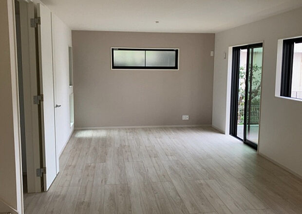 リビングの間取りの種類は大きくわけてリビングとダイニングが別になっているタイプ、リビングダイニング一体型です。どちらも一長一短ですので、家を選ぶ時はその両面をチェックして決めるようにしましょう。