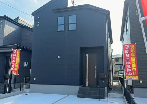 住宅用の土地では前面道路に2m以上接していなければならないと法律で定められています。しかし、お持ちの車のサイズやライフスタイルなどにより、2mでは利便が悪い場合もございますので、事前に確認しましょう。